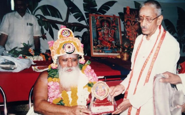 Sadguru Sivananda Murthy Honoring Sri Venugopala Sastry