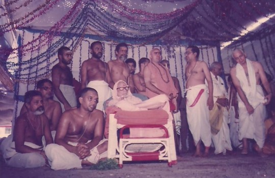 His-Holiness-The-Paramacharya-Of-Kanchi-With-His-Disciples-Vijayendra-Saraswati-And-Others