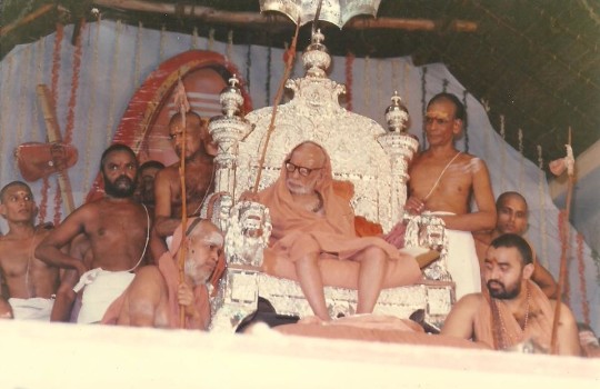 His-Holiness-The-Paramacharya-Of-Kanchi-With-His-Immediate-Successors-Sri-Jayendra-Saraswati-And-Sri-Vijayendra-Saraswati