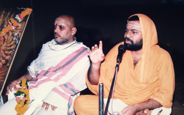 Renowned Swamy Parpoornananda Adressing The Devotees During The Maha Yagam,2005