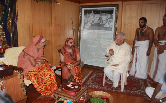 Sri Jayendra And Vijayendra Saraswathi With RSS Chief Mohan Bhagawath