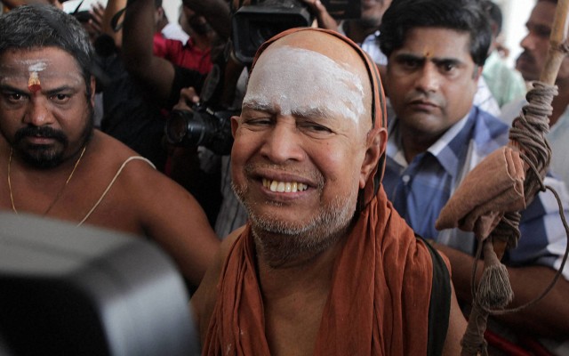 Kanchi Sankaracharya Jayendra Saraswathi leaves a court in Puducherry