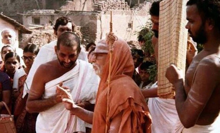 His Holiness Kanchi Paramacharya With Devotees